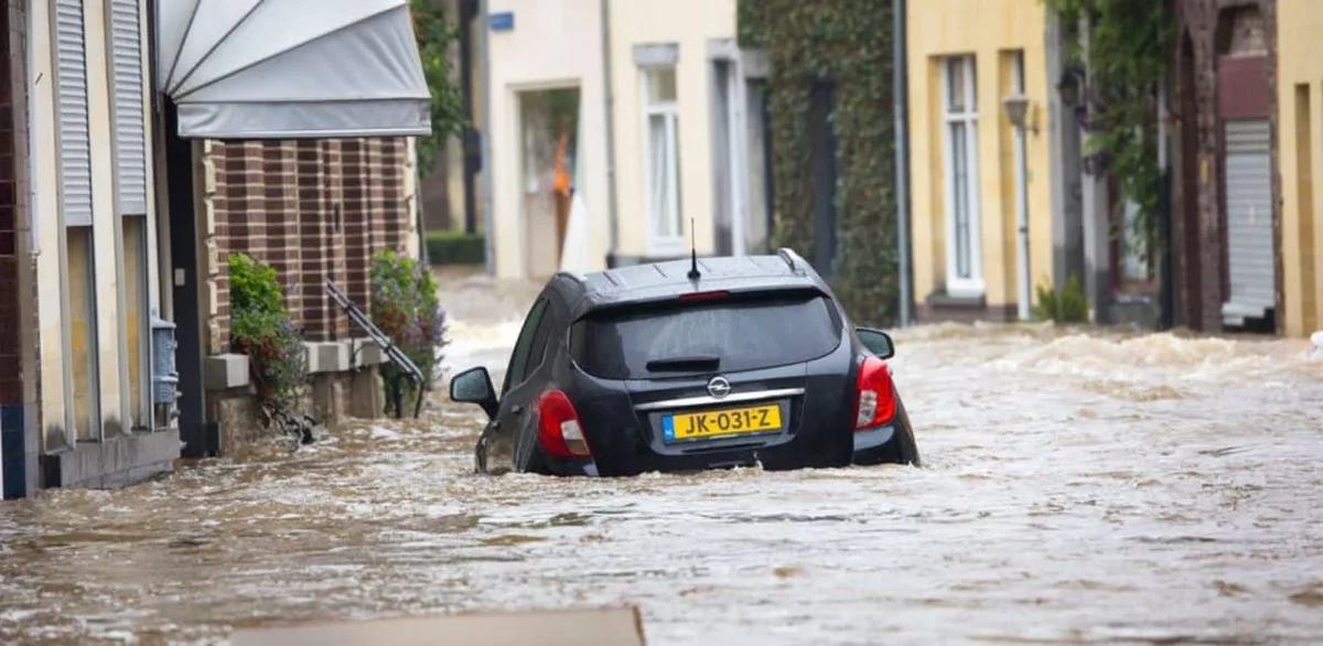 Überflutete Straße - Hochwasser Vorbereitung | Kit-72
